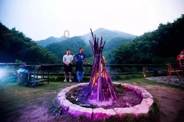 百练不如一蹲，每天蹲墙5分钟，对颈椎腰椎有好处，还能帮助减肥